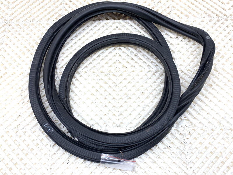 Tesnenie dverí predné ľavé Skoda Kamiq (NW4) 2019 - 2022 658867365B