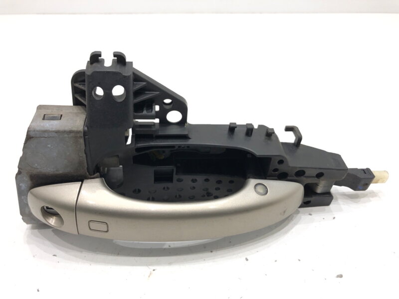 Kľučka vonkajšia ľavá predná Audi A8 D4 (4H2, 4H8, 4HC, 4HL) 2009 - 2018