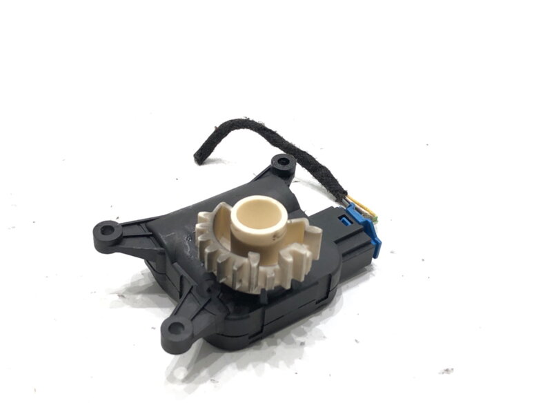 Motor radiátora kúrenia VW Golf V (1K1) 2003 - 2010 0132801337