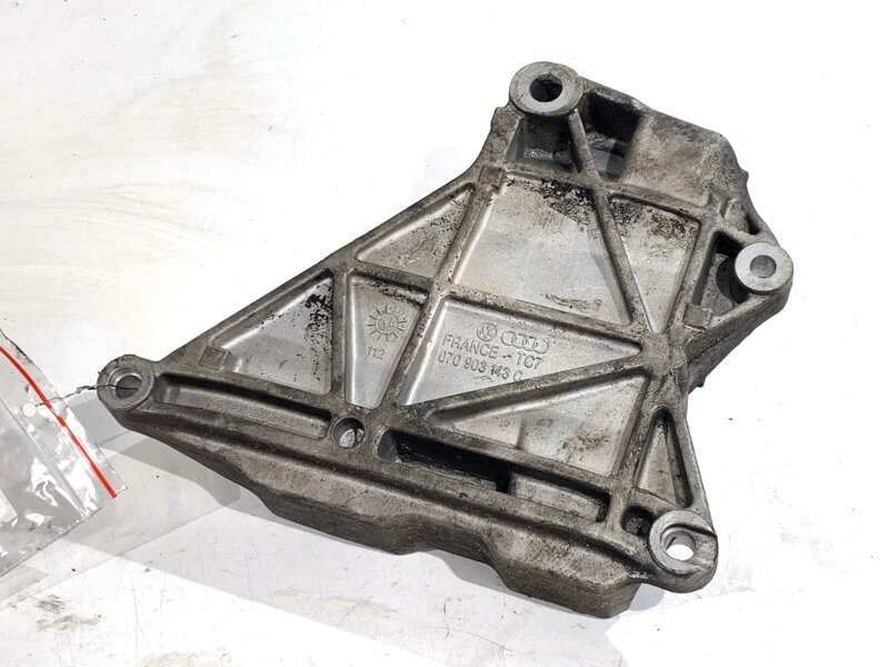 Držiak uchytenie alternátora VW Touareg (7LA, 7L6, 7L7) 2002 - 2013 070903143C