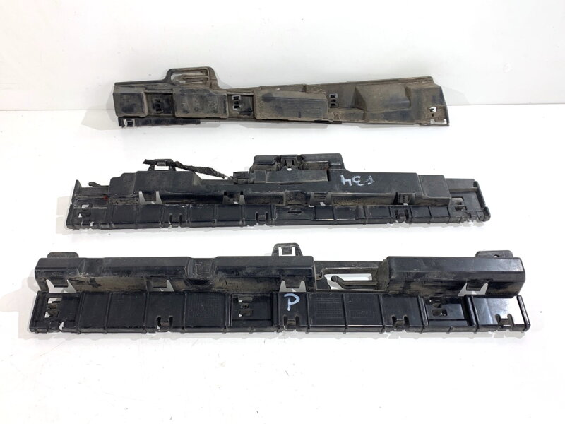 Držiak uchytenie lišty prahovej pravý BMW 3 Gran Turismo (F34) 2012 - 2022 7293742 7293740