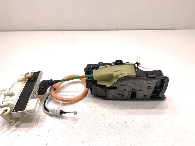 Zámok dverí ľavý predný BMW 5 (G30, F90) 2016 - 2022 7477699