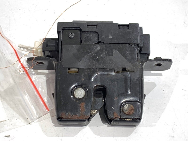 Zámok veka batožinového priestoru zadný Renault Laguna III Grandtour (KT0/1) 2007 - 2015 8200747429B