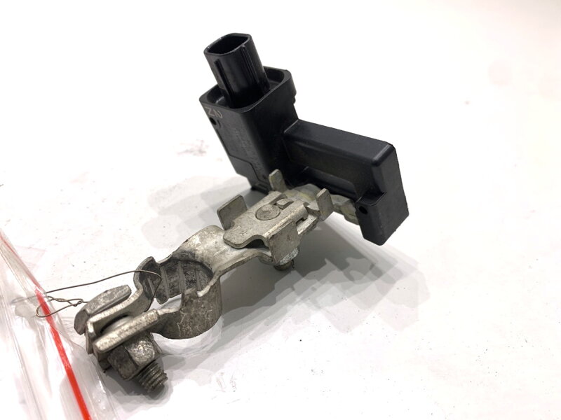 PÓL / svorka (BATÉRIE) mínus Nissan Pulsar Liftback (C13) 2012 - 2022