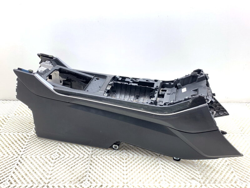 Tunel stredový Audi Q8 (4MN) 2018 - 2022