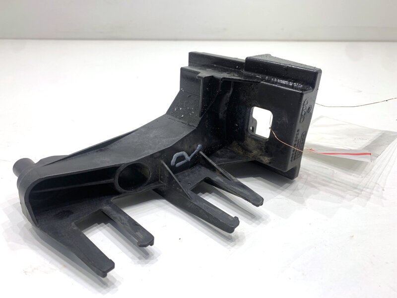 Držiak uchytenie chladiča pravé Audi A7 Sportback (4GA, 4GF) 2010 - 2018 4G0805202B