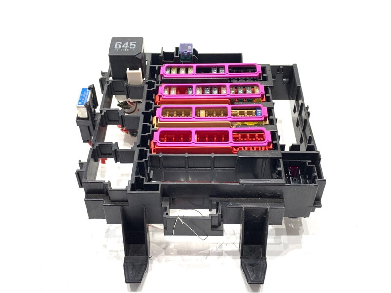 Poistková skrinka Audi Q8 (4MN) 2018 - 2022