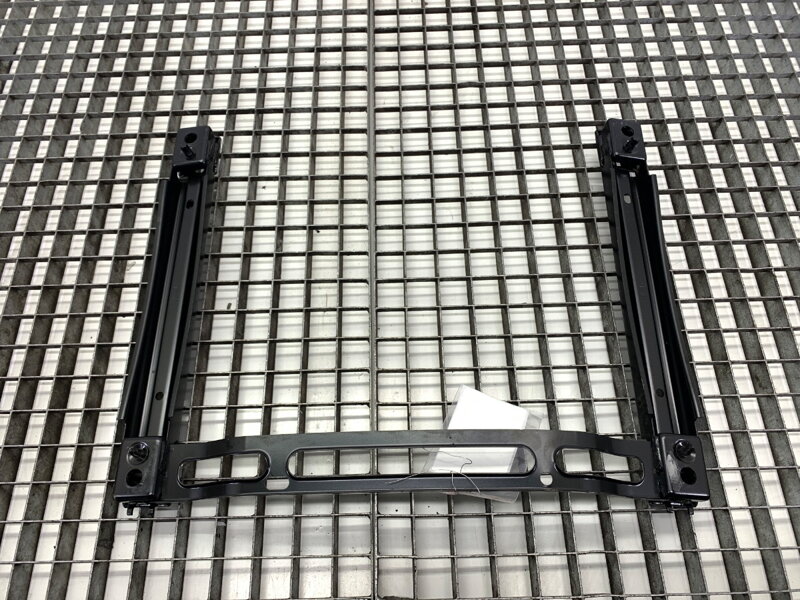 Uchytenie konzola RÁM sedadla pravé predné Audi Q8 (4MN) 2018 - 2022 4M8881677