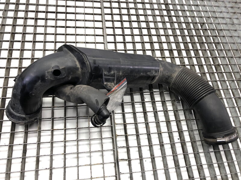 Vzduchové potrubie BMW X1 (F48) 2014 - 2022 8693166