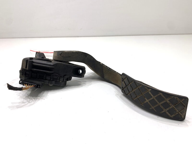 Plynový pedál Audi A4 B6 (8E2) 2000 - 2005 8E1721523A
