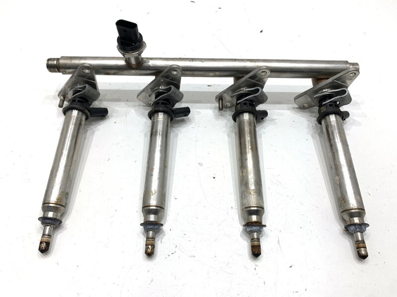 Vstrekovacia rampa S wtryskami Mercedes-benz Class A (W176) 2012 - 2018 A2700780245 A2700701595