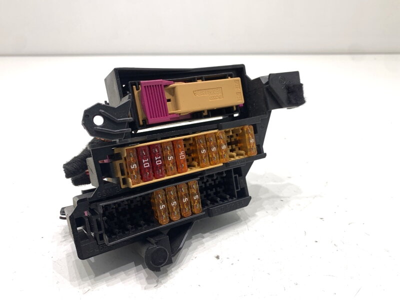 Poistková skrinka Audi A5 (8T3) 2007 - 2017 4F1941824