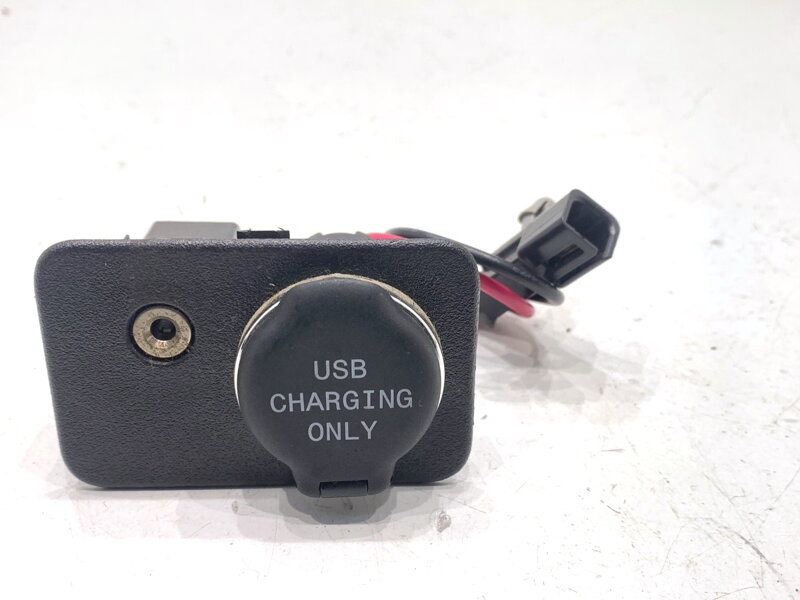 Zásuvka / uloženie USB Ford Transit Courier B460 2014 - 2022