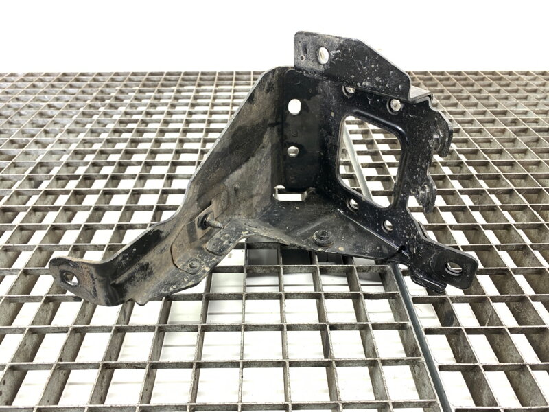 Uchytenie konzola nádrže vyrovnávacieho Renault Arkana I (LCM_) 2019 - 2022 671B82395R