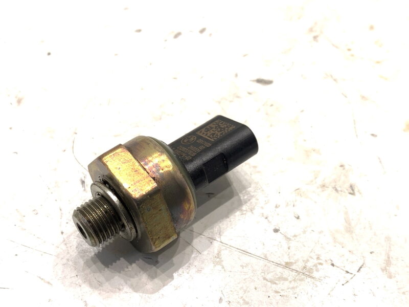 Snímač tlaku oleja BMW 5 (G30, F90) 2016 - 2022 8647488