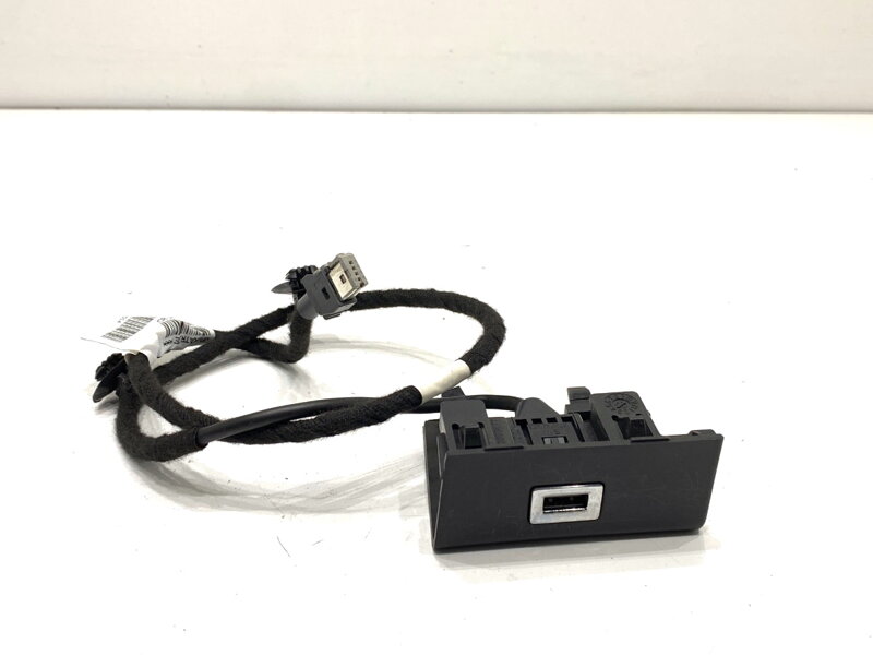 Zásuvka / uloženie USB Peugeot 308 SW II (LC_, LJ_, LR_, LX_, L4_) 2014 - 2021 9806048180