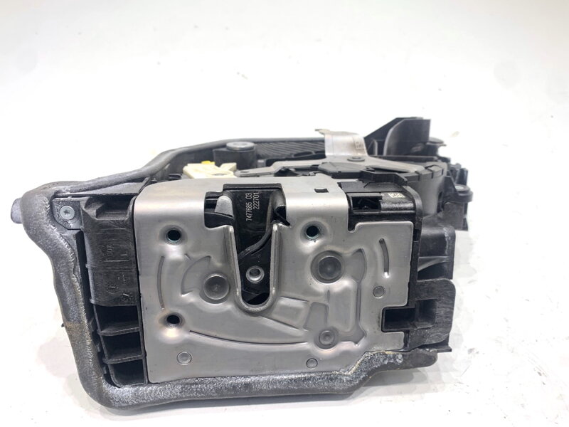 Zámok dverí ľavý predný BMW 5 (G30, F90) 2016 - 2022 7477685