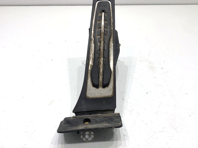 Plynový pedál BMW 5 (G30, F90) 2016 - 2022 6889824