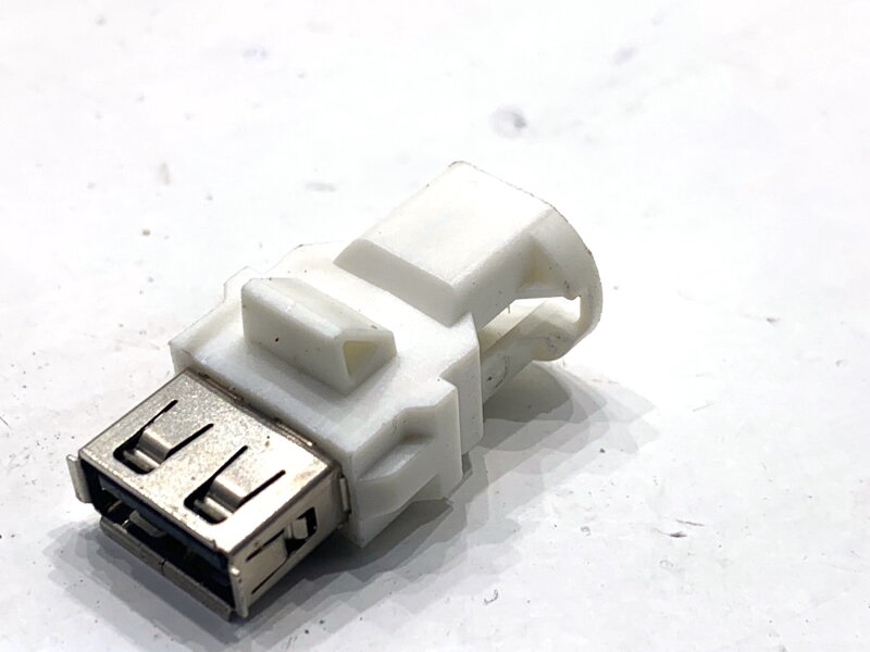 Zásuvka / uloženie USB BMW 5 (G30, F90) 2016 - 2022 9390501