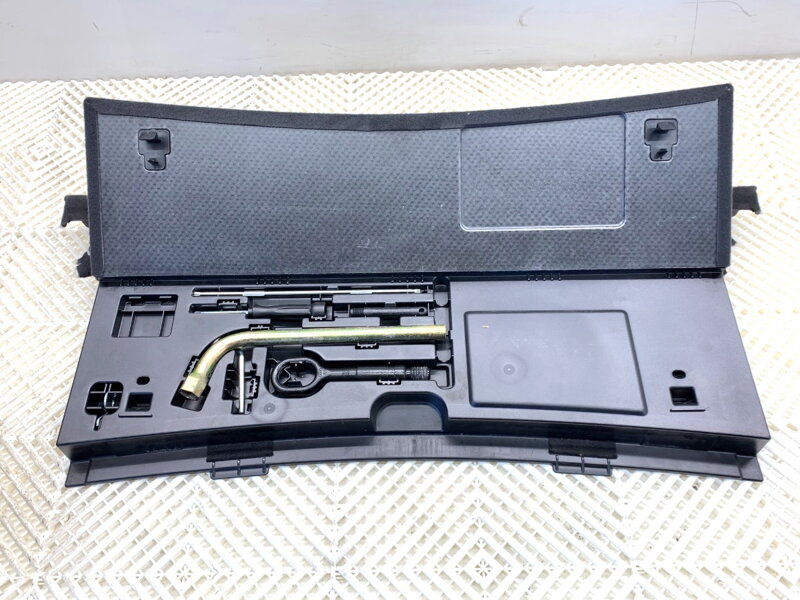 Sada náradia Audi A4 B8 Avant (8K5) 2007 - 2015 8K9861529B