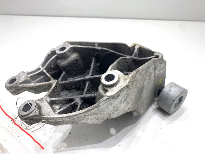 Držiak motora BMW 5 (G30, F90) 2016 - 2022 6864595