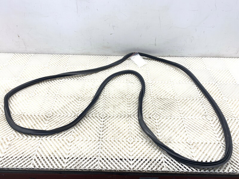 Tesnenie veka batožinového priestoru kufra Skoda Superb III (3V3) 2015 - 2022 3V5827705B