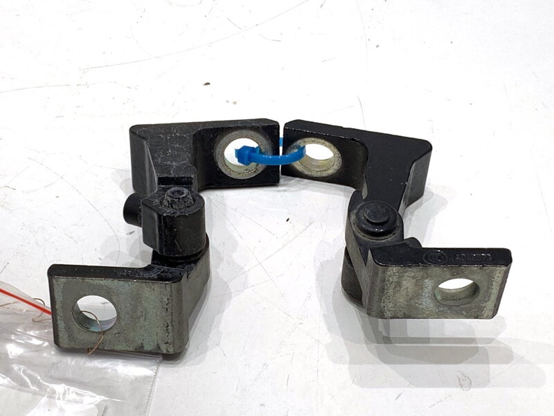 Pánty dvere predné ľavé Skoda Superb III (3V3) 2015 - 2022 8X0831403E