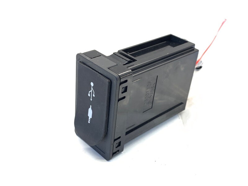 Zásuvka / uloženie USB Lexus IS III (_E3_) 2013 - 2022 86190-53051