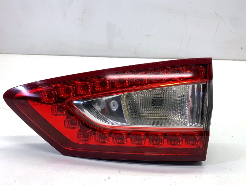 Svetlo zadné pravé vnútorné Ford Mondeo V Turnier (CF) 2014 - 2022 DS73-13A602-CH