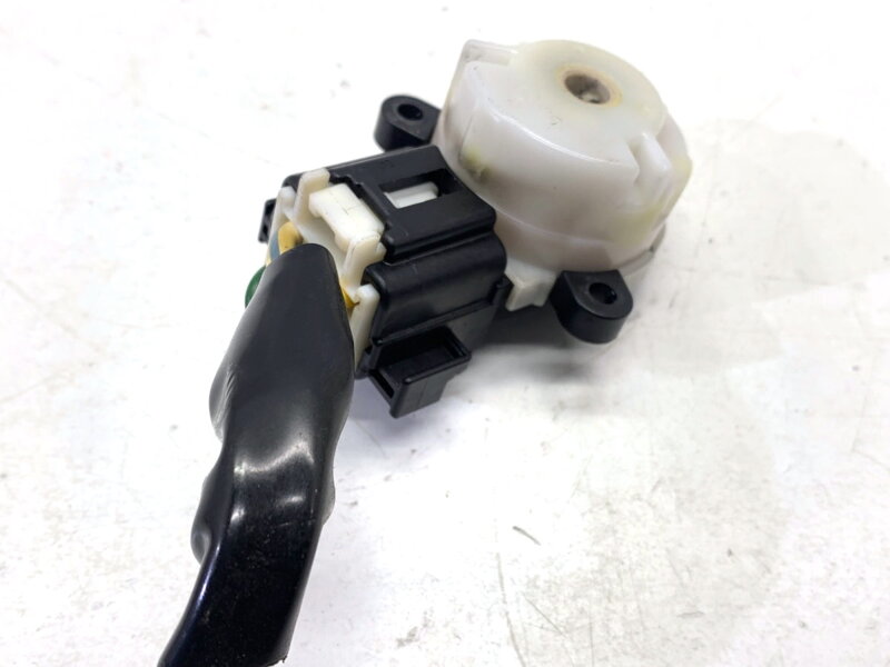 Kocka / konektor spínacej skrinky Suzuki Swift III (MZ, EZ) 2005 - 2022