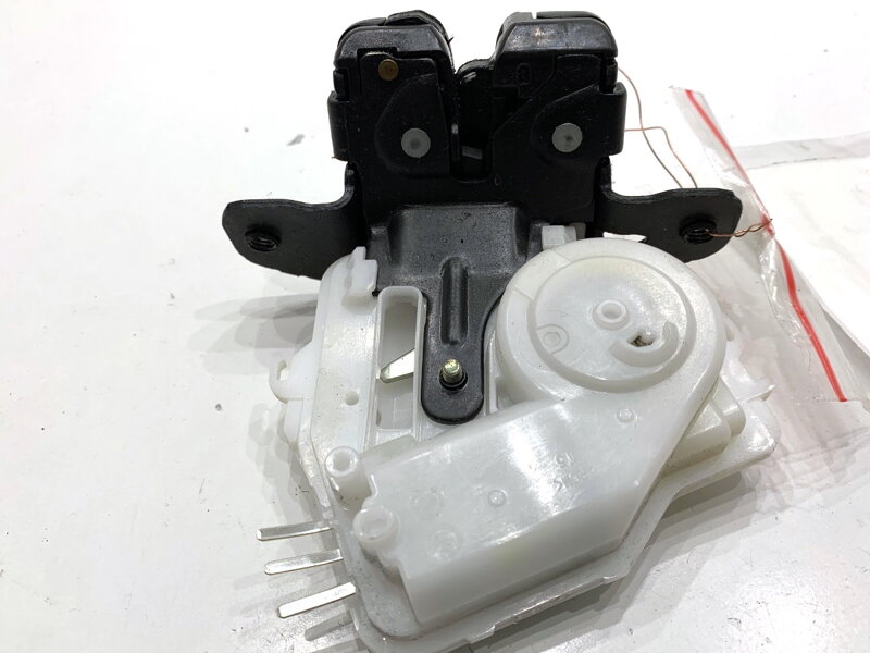 Zámok veka batožinového priestoru zadný Toyota Yaris (_P13_) 2010 - 2022