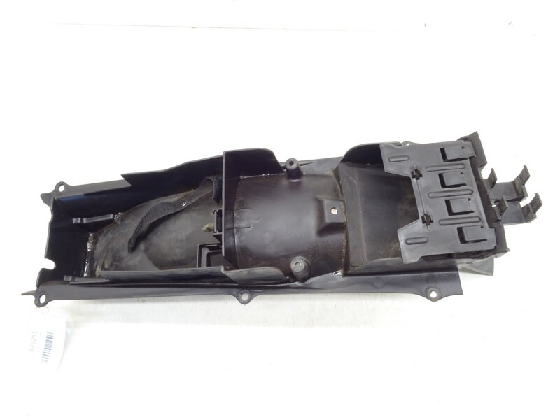 Blatník výplň schránka Aprilia ETV1000 DIS800123