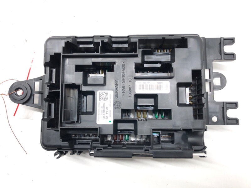 Poistková skrinka BMW 3 (F30, F80) 2011 - 2018 9389072
