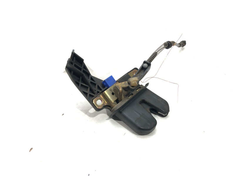 Zámok veka batožinového priestoru zadný Audi A4 B6 (8E2) 2000 - 2005 8E5827505A