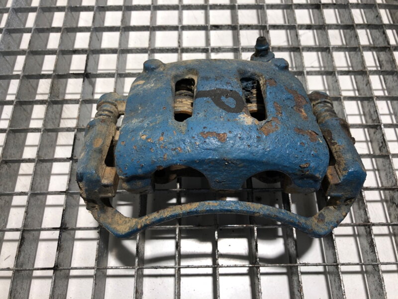 Brzdový strmeň pravý predný Nissan Terrano I (WD21) 1986 - 1996