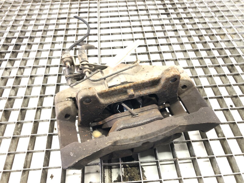 Brzdový strmeň pravý predný Audi A6 C6 (4F2) 2004 - 2011