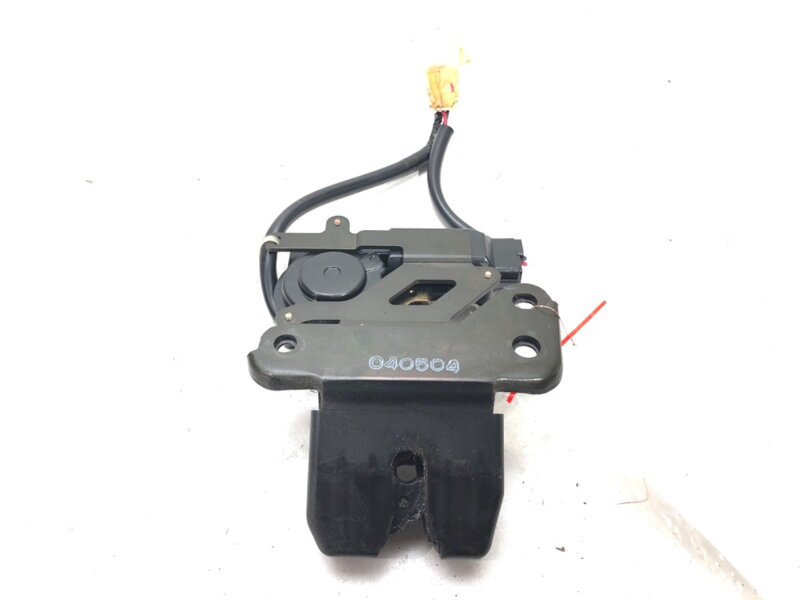 Zámok veka batožinového priestoru zadný Toyota Avensis (_T25_) 2003 - 2008