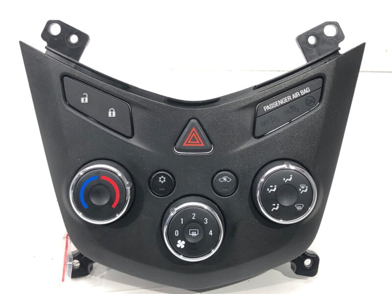 Panel ovládania ventilácie Chevrolet Aveo Sedan (T300) 2011 - 2022 95076683