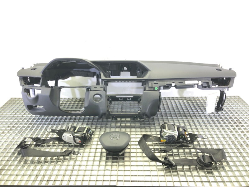 Palubná doska / kokpit vankúše pásy sada Mercedes-benz Class E (W212) 2009 - 2016 1668600002 A2128603002