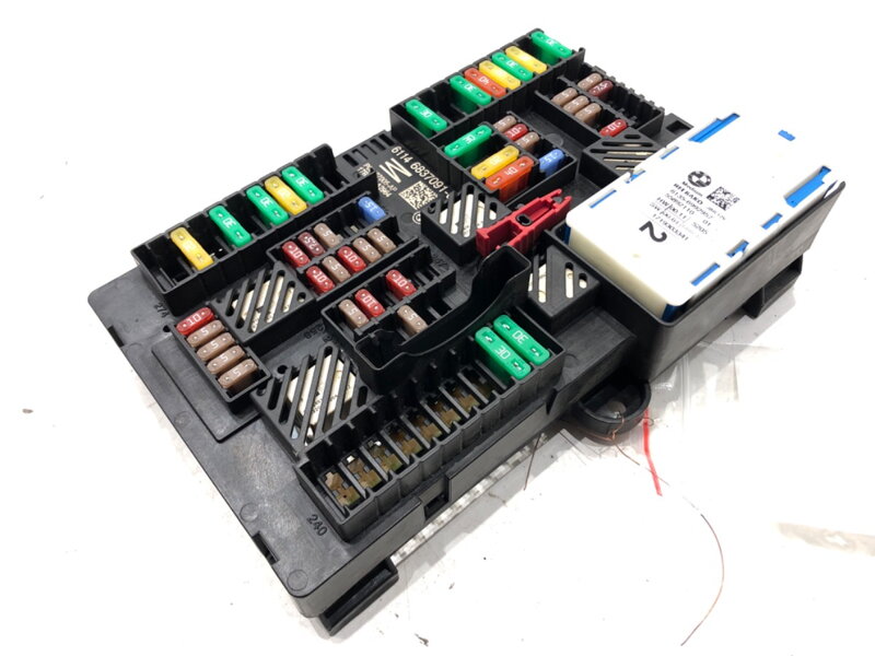 Poistková skrinka BMW 5 (G30, F90) 2016 - 2022 6837091