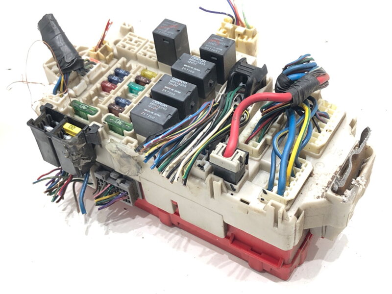 Poistková skrinka Mitsubishi Outlander I (CU_W) 2001 - 2008 MR530918