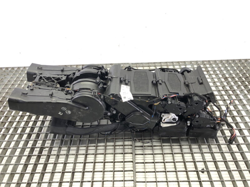 Radiátor kúrenia zadný Audi Q7 (4MB, 4MG) 2015 - 2022 4M0820004