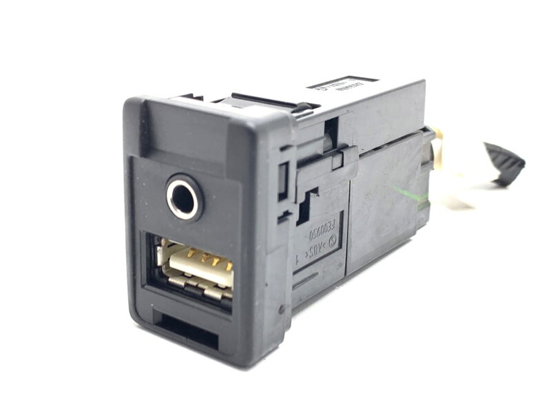 Zásuvka / uloženie USB Toyota Yaris (_P13_) 2010 - 2022