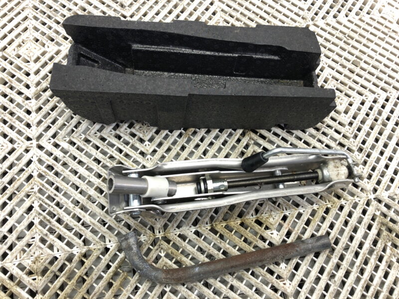 Páka / zdvihák zdvihák Audi A2 (8Z0) 2000 - 2005 8Z0011031A