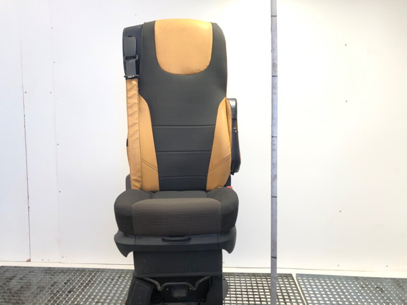 Sedadlo pravé predné DAF XF 106 2013-2022