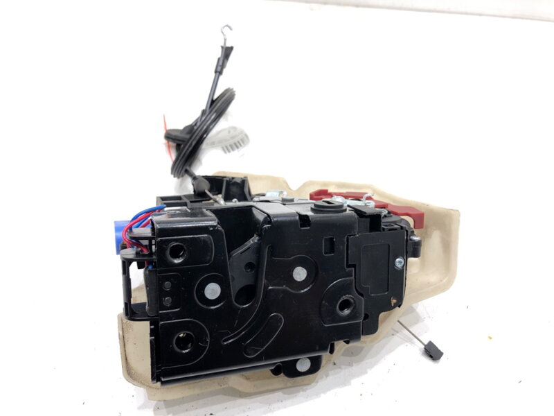 Zámok dverí pravý zadný VW Golf V Variant (1K5) 2007 - 2009