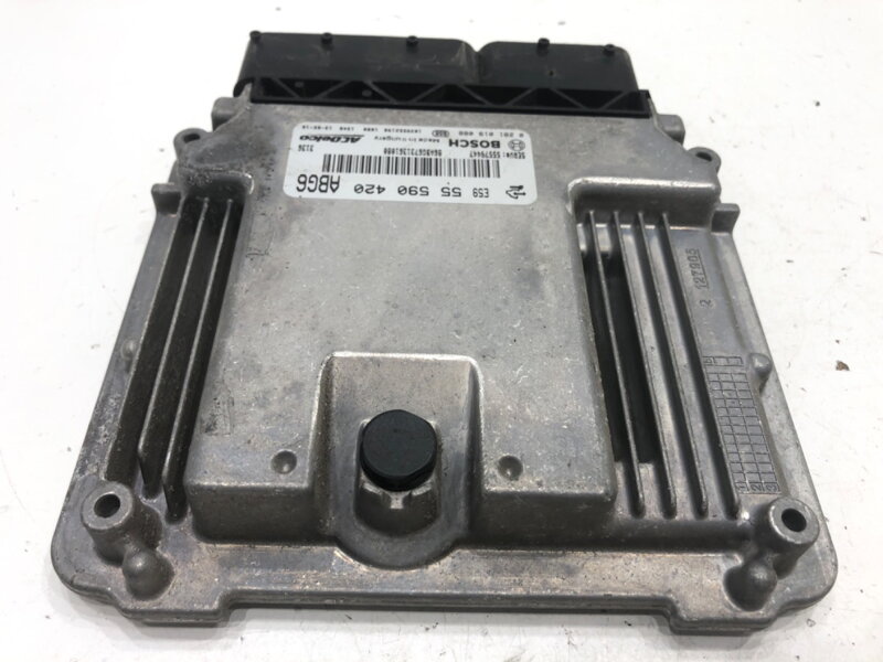 Riadiaca jednotka motora Opel Zafira Tourer C (P12) 2011 - 2022 55590420 0281019088