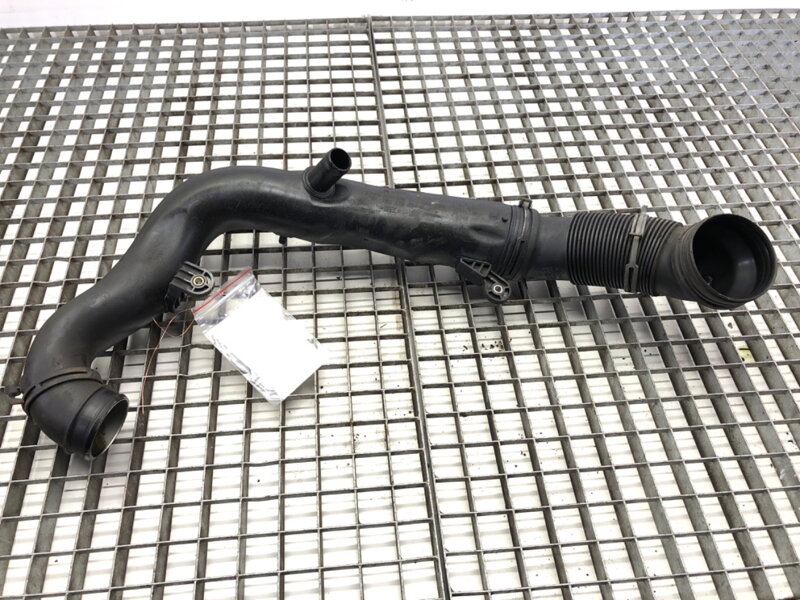 Vzduchové potrubie Audi A3 (8P1) 2003 - 2013 1K0129654K