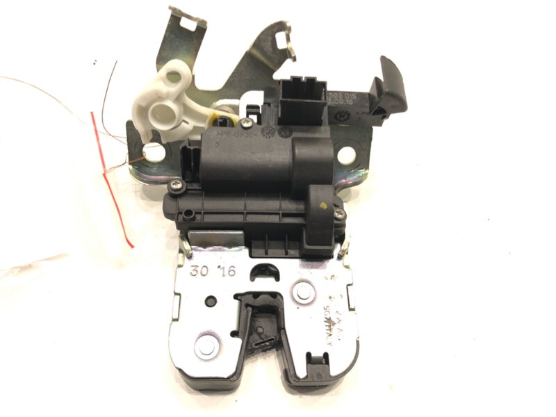 Zámok veka batožinového priestoru zadný Audi A5 (F53, F5P) 2016 - 2022 8W0827503