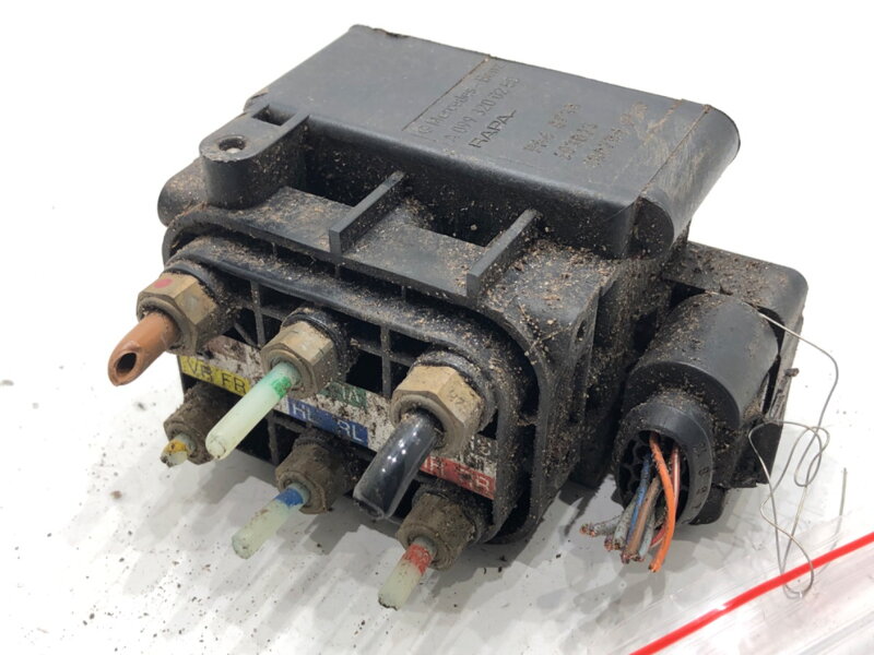 Rozdeľovač zavesenia Mercedes-benz CLS (C257) 2017 - 2022 A0993200258